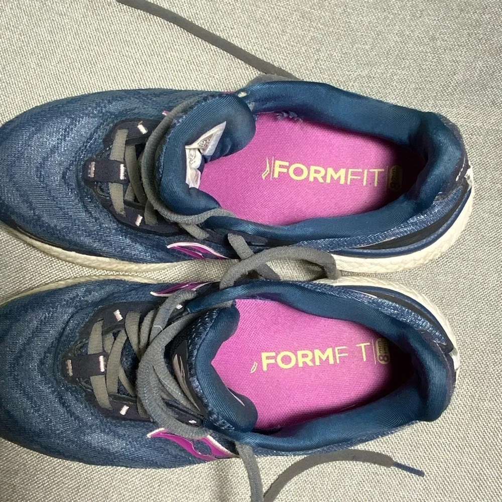 ✨ Saucony Triumph 19 ✨ Women's 6.5 Navy / Pink Max Cushion Running Shoes - Picture 7 of 10